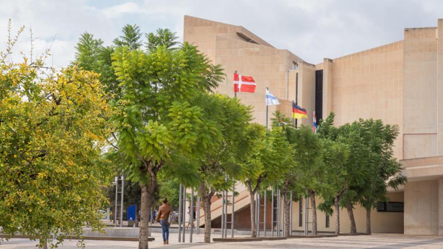 Paraninfo de la Universidad de Alicante, donde se estrena este martes la obra del Aula de Teatro de la Universidad Permanente.