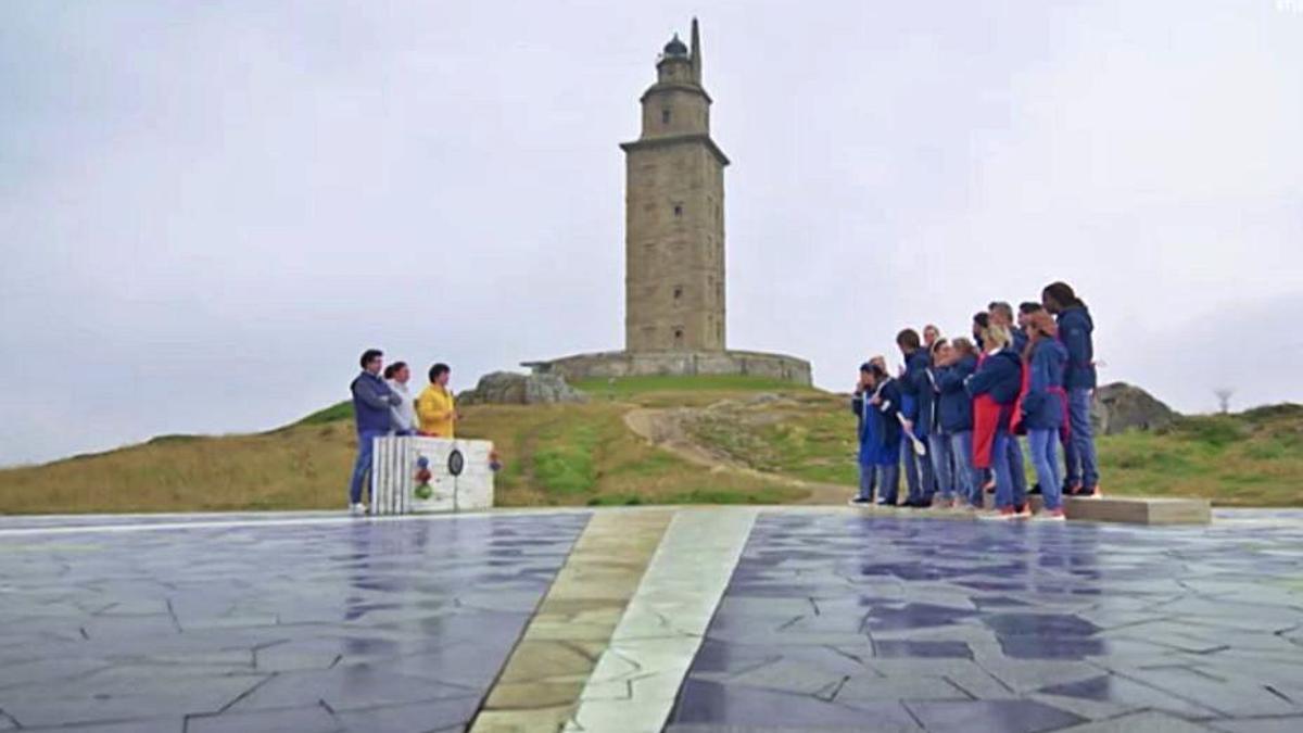 El jurado y los concursantes de 'Masterchef Celebrity' en la Rosa de los Vientos, a los pies de la Torre de Hércules. | // TVE