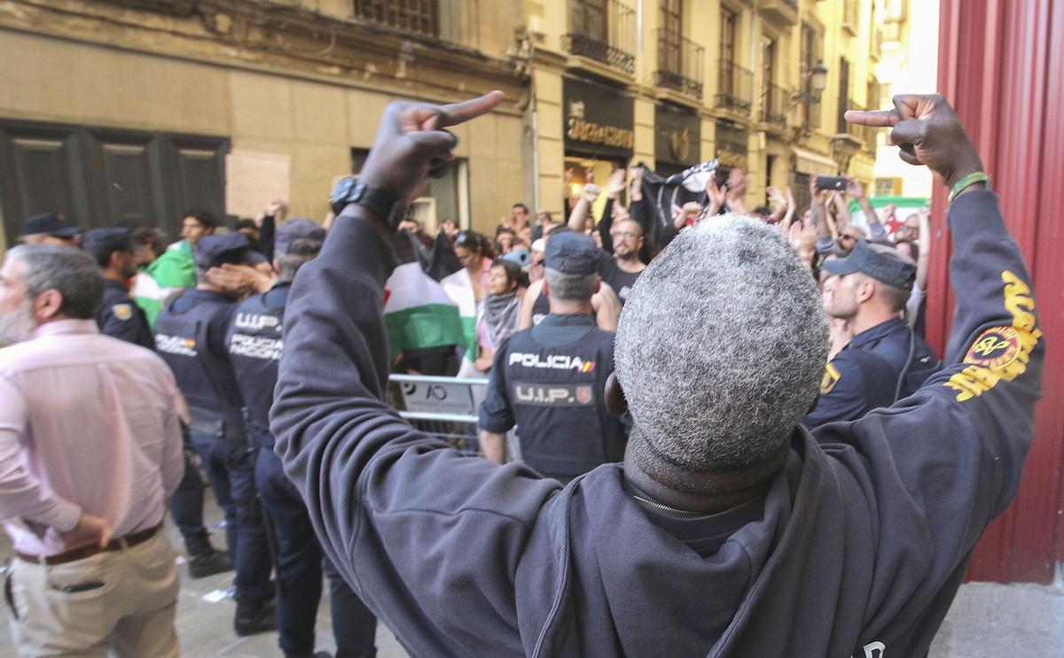 Protestas en el acto público que Vox celebró este jueves en la plaza de las Pasiegas en Granada.