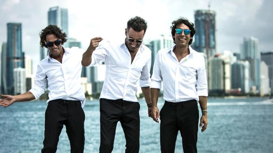 Raúl Quijano, a la derecha de sus hermanos Óscar y Manuel, en una imagen promocional del nuevo disco que Café Quijano publicará en abril.
