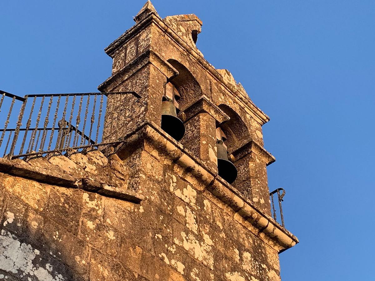 El rayo cayó sobre el campanario de la iglesia de San Paio de Trado.