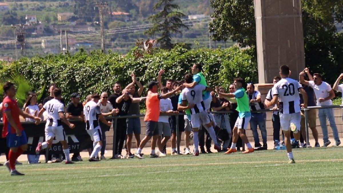 Iker Garijo celebra el 1-0 con la afición.