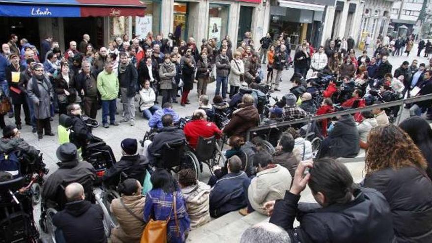 Discapacitados, familiares y profesionales del sector, en la protesta de ayer, en Príncipe. // Jorge Santomé