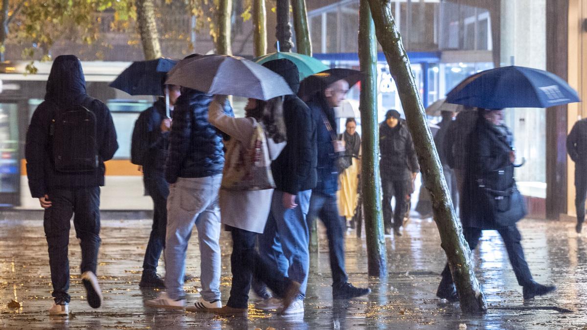 Gente aglomerada en los alrededores de la Illa Diagonal bajo la lluvia
