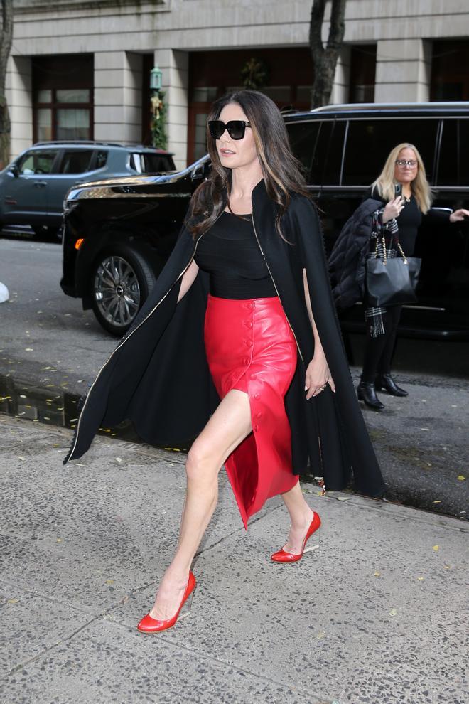 Catherine Zeta-Jones con falda roja de gran abertura