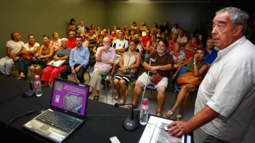 Los vecinos se reunieron con el gerente del Patronato de la Vivienda, Gaspar Mayor, ayer.