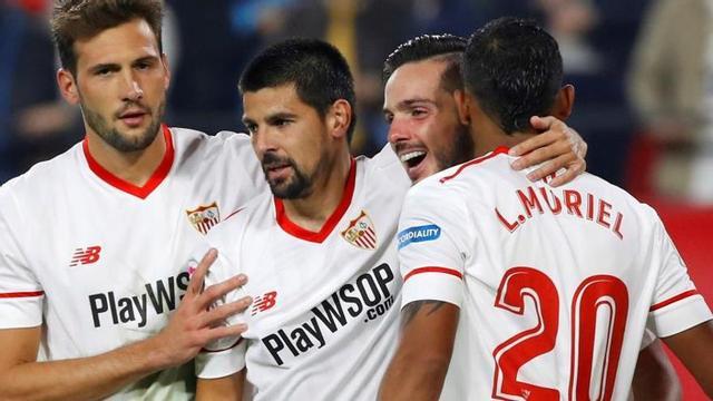 Los jugadores del Sevilla felicitan a Nolito por su gol.