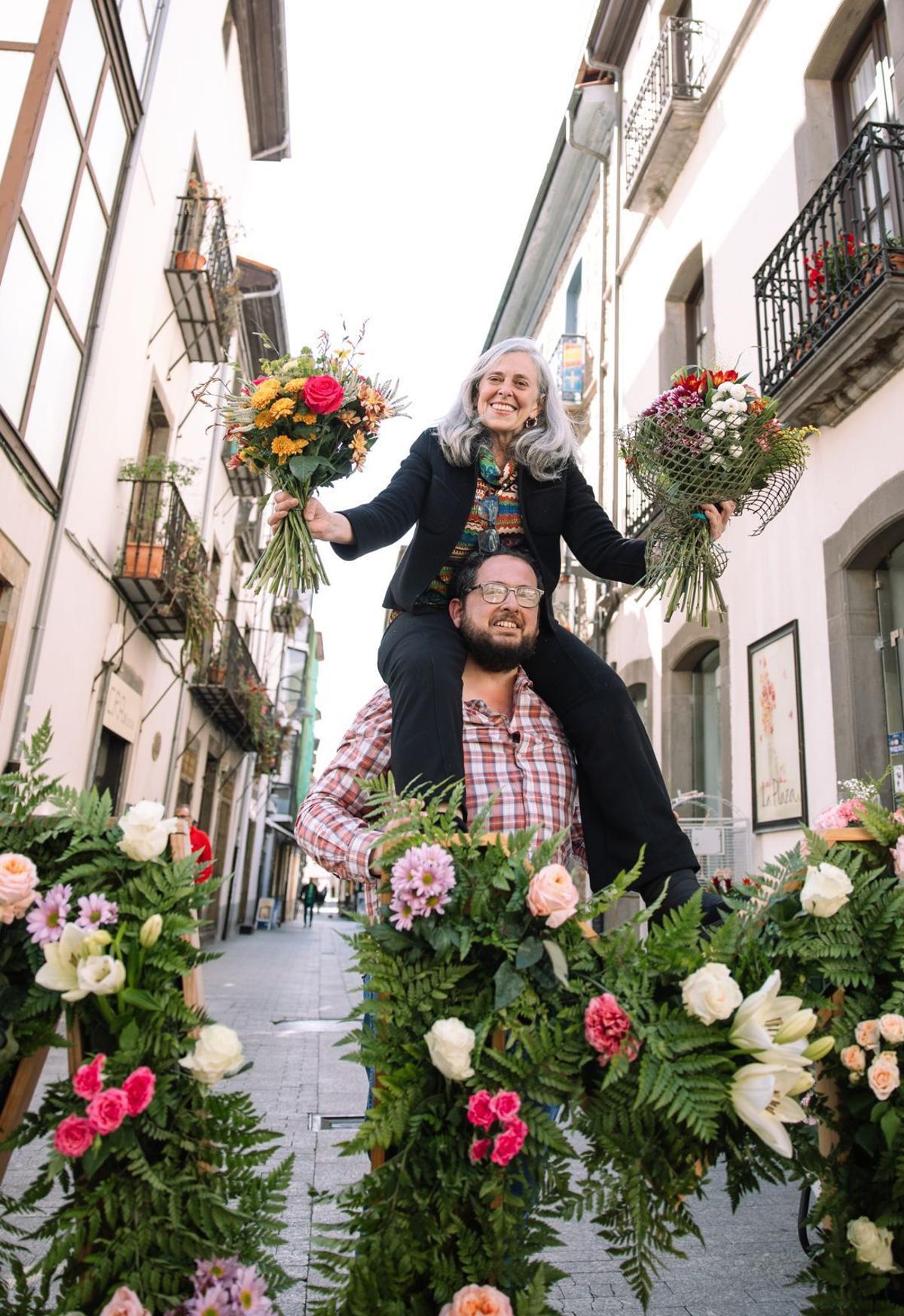 Alberto Ramos y Kiti Pérez en una divertida foto con los ramos de flores pensados para el Día de la Madre.