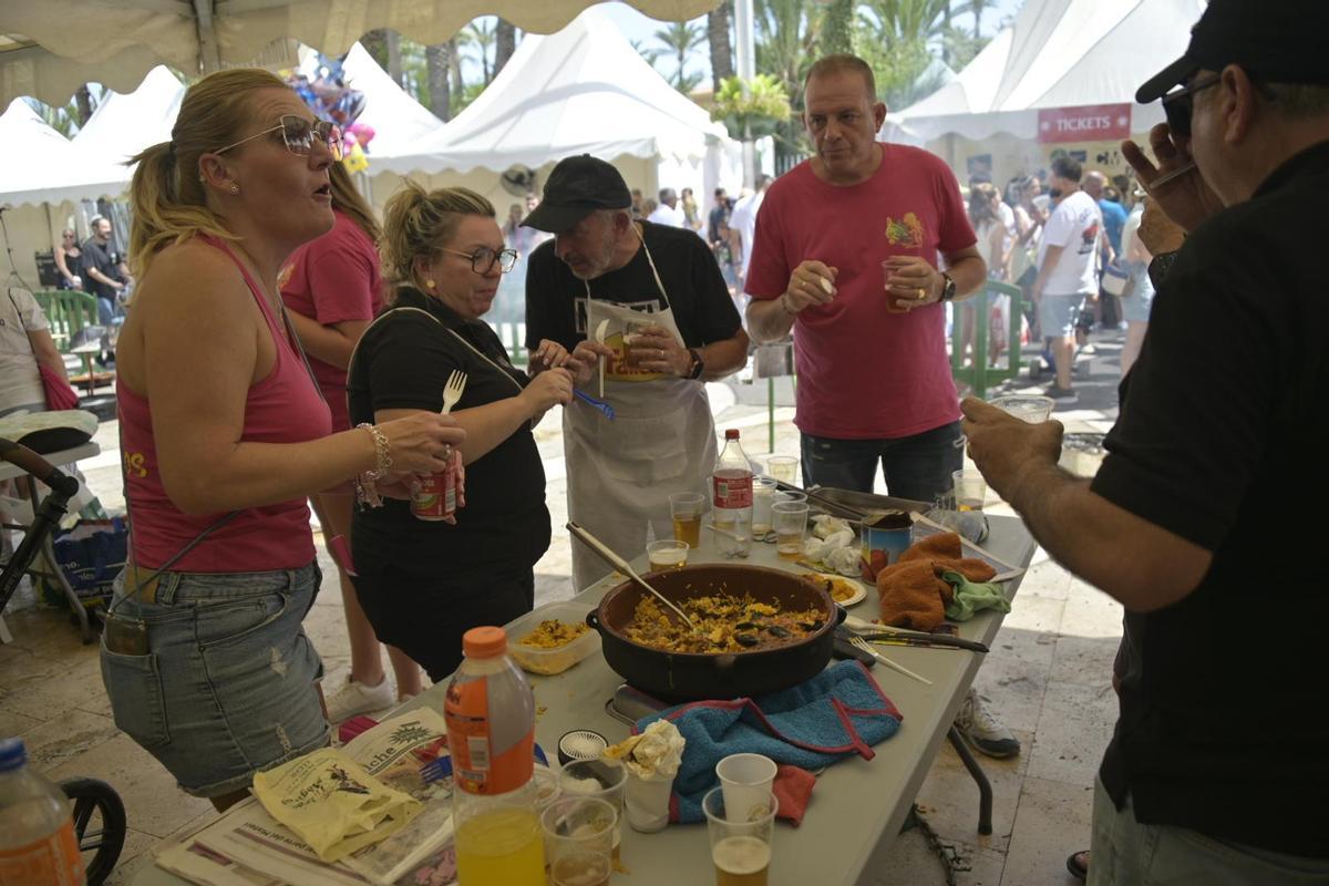 Comisiones preparan su propio arroz con costra en el concurso de la Gestora de Festejos