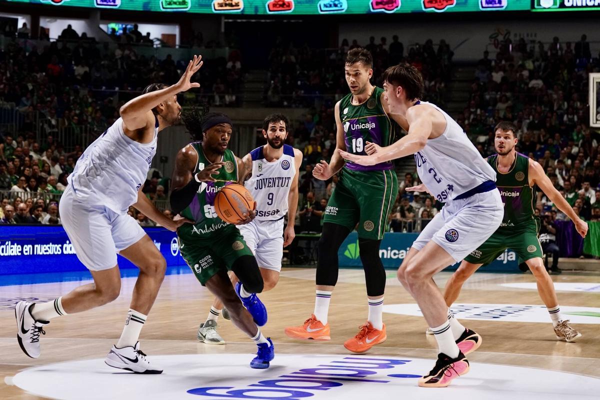 El Unicaja ganó un partido decisivo en el Carpena.