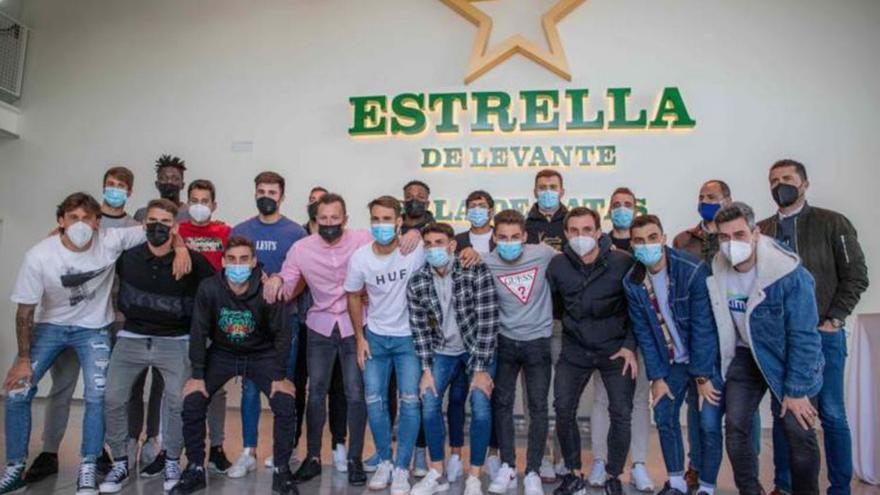 La plantilla del UCAM en la fábrica de Estrella de Levante.  | PRENSA UCAM CF