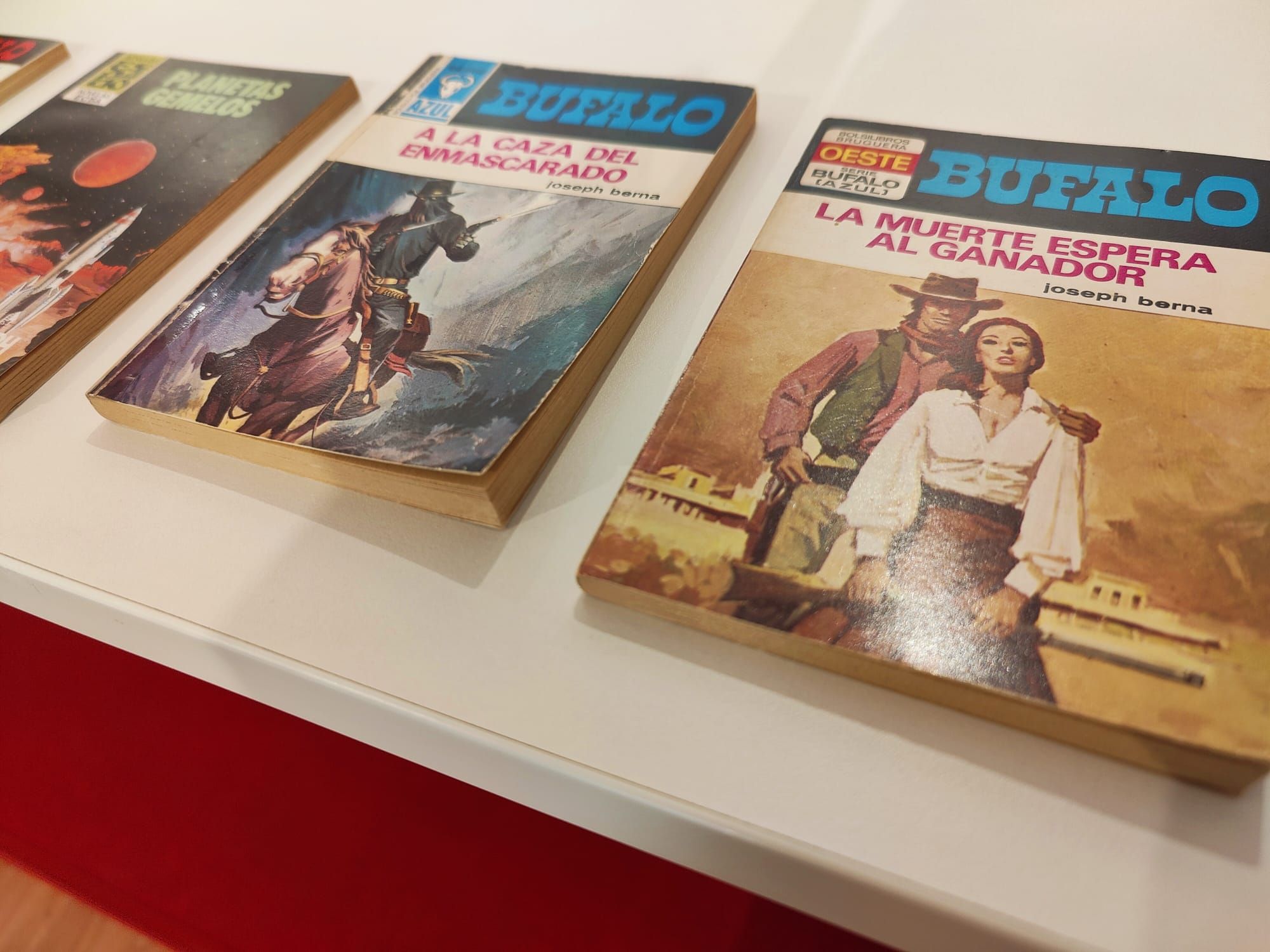 Donan toda la colección de las obras de Josep Berna, maestro de literatura pulp, a la biblioteca de Xàtiva