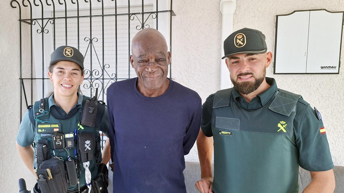 Dos agentes de la Guardia Civil junto al septuagenario rescatado en Mazarrón.