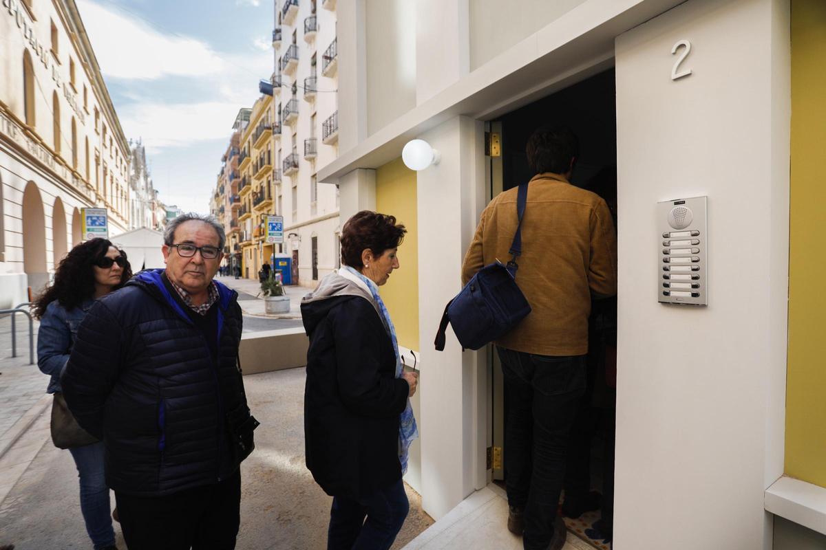 El público hace cola para entrar