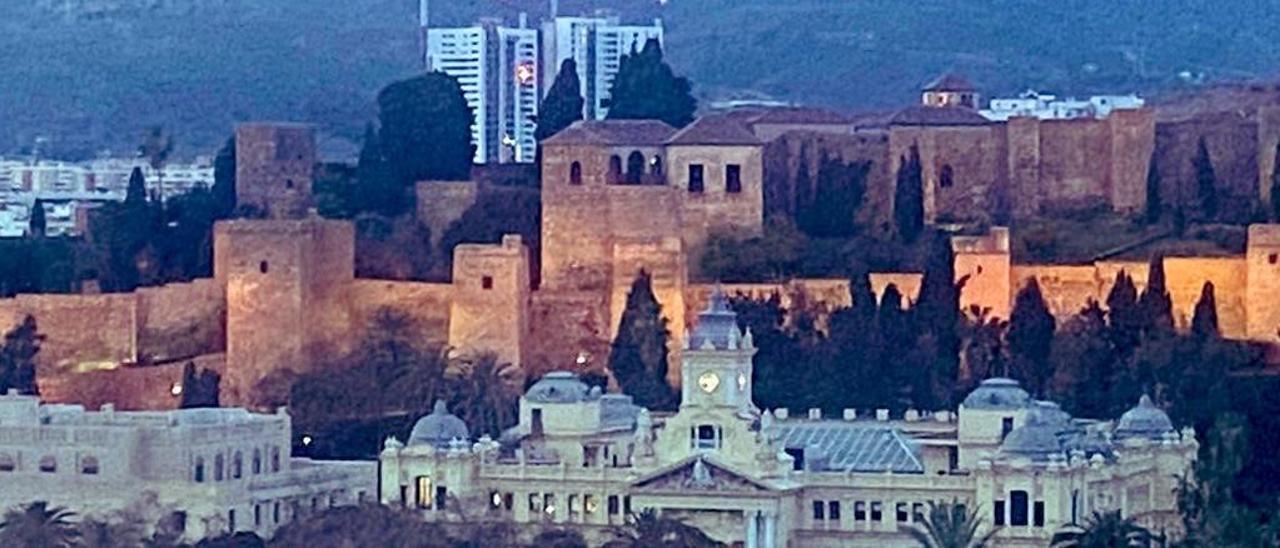 La vista de la Málaga monumental desde uno de los edificios del Paseo de la Farola, destrozada por las Torres de Martiricos.