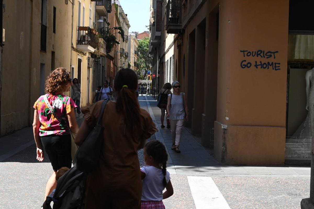 Pintadas contra los turistas en Gràcia el día de inicio de la fiesta mayor 2023