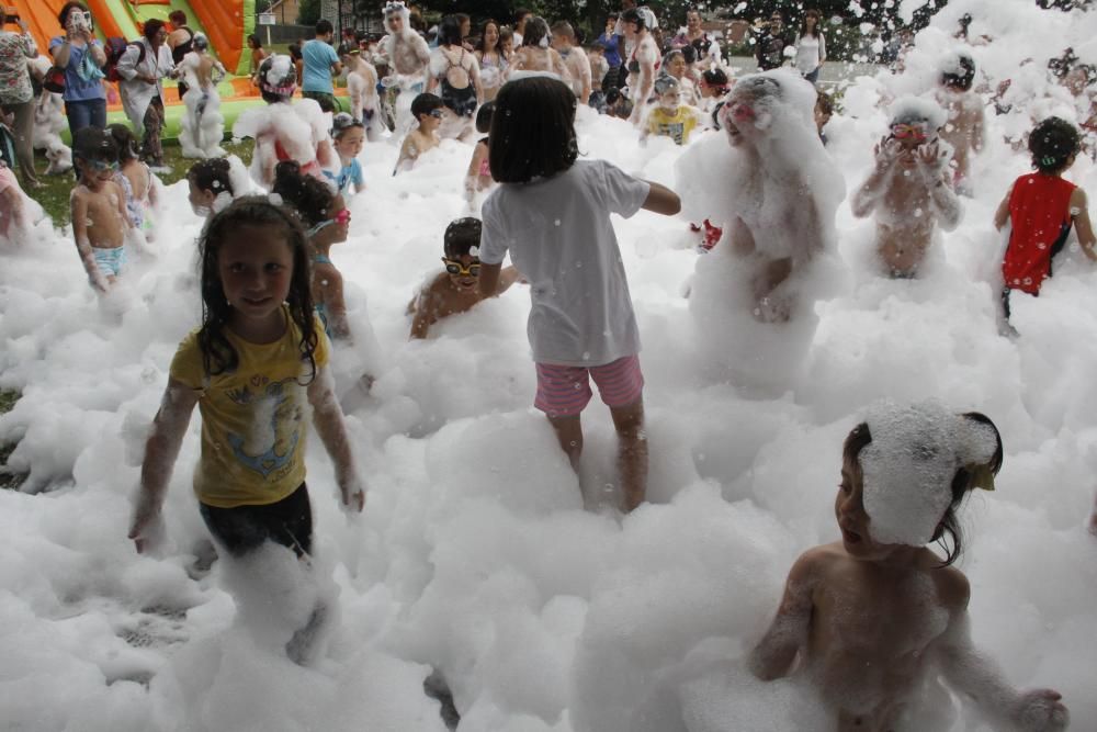 Fiesta de la espuma en el colegio Carballal