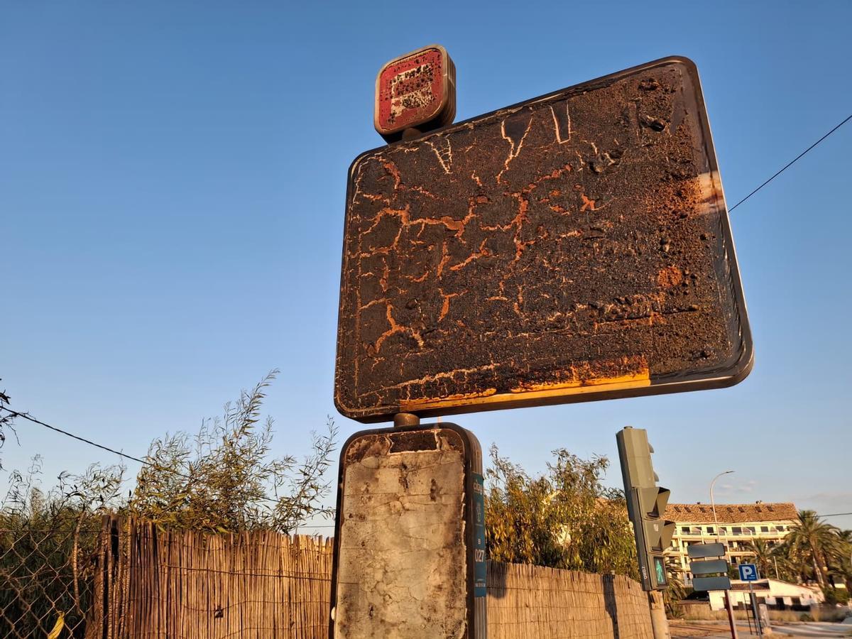 Un tramo de duna calcinado y escombros, abandono y cenizas: el estrago del incendio de Dénia junto a la playa del Raset