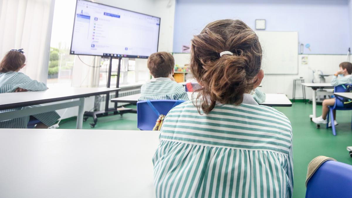 Archivo - Niños miran a una pantalla en una clase del colegio Virgen de Europa