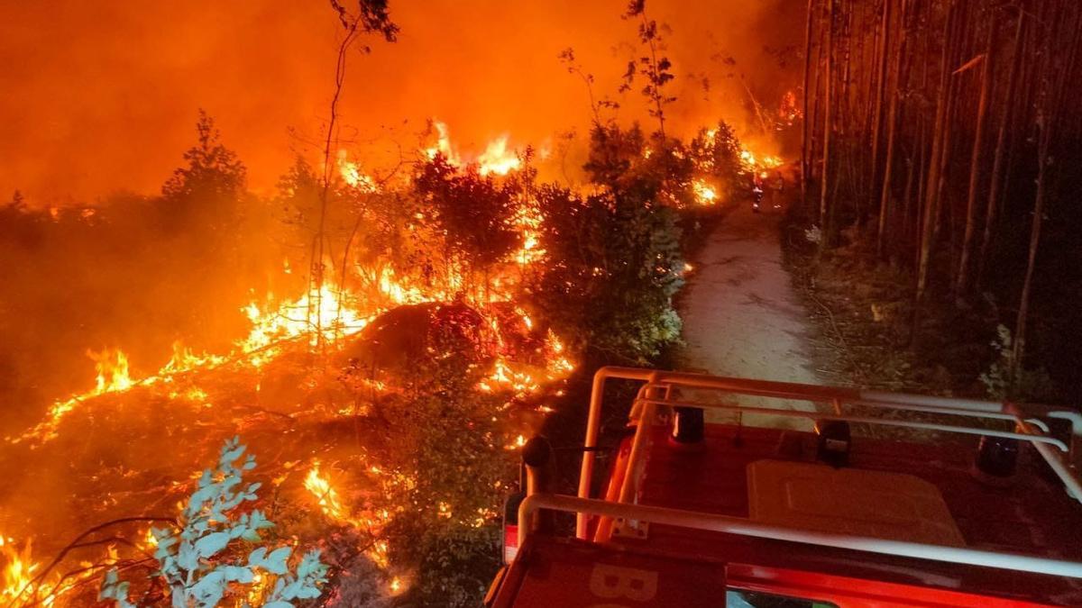 Parte del incendio de Monte Areo, anoche.