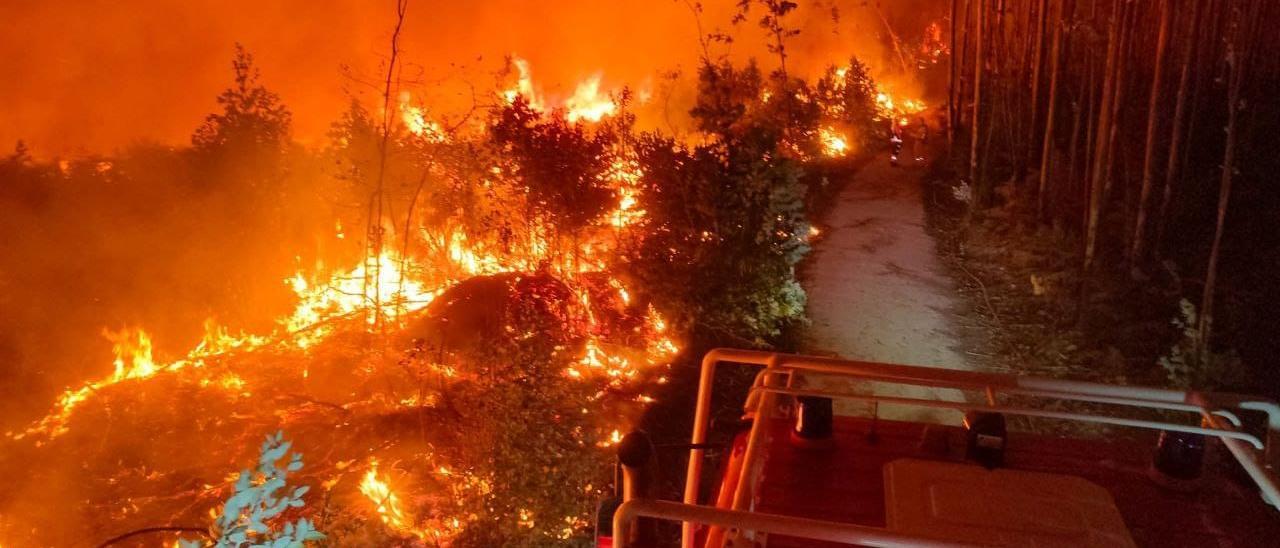 VÍDEO: Las espectaculares imágenes del incendio en el Monte Areo