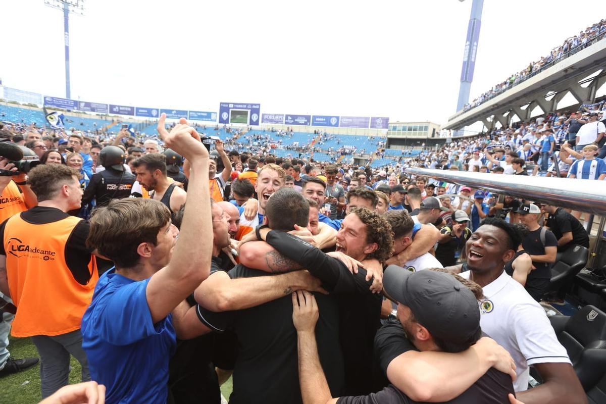 Los jugadores celebrando en el ascenso en el campo