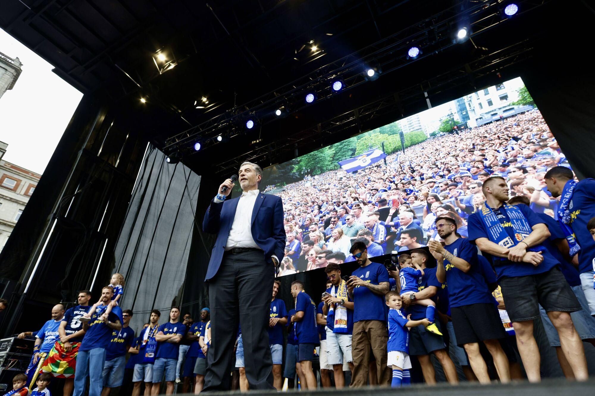 Locura azul en las calles de Oviedo para celebrar el ascenso del equipo a Primera División