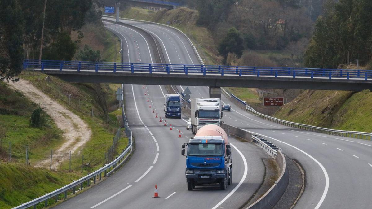 Varios camiones circulan por un tramo de obras recientes en la autovía de O Salnés. |   // IÑAKI ABELLA