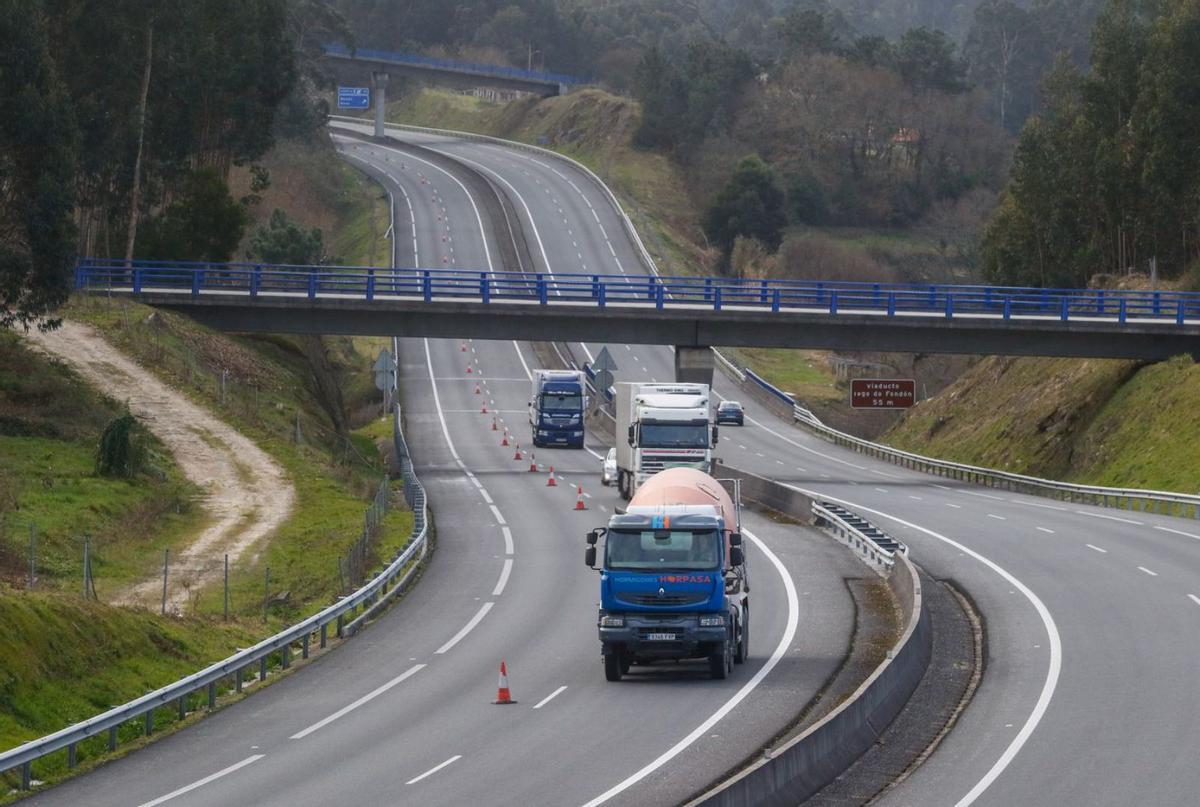 Varios camiones circulan por un tramo de obras recientes en la autovía de O Salnés. |   // IÑAKI ABELLA