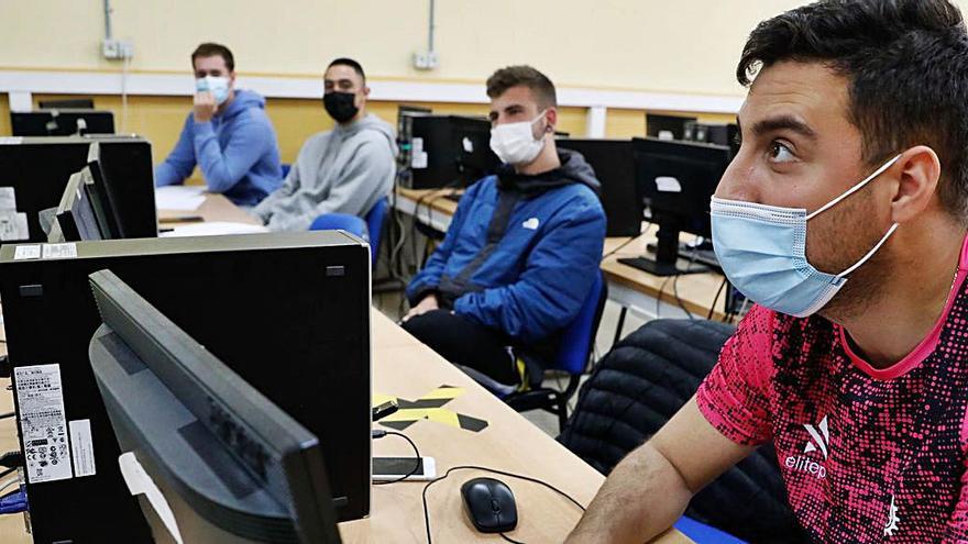 Alumnos de Mecatrónica, ayer, en un aula del CIPF Avilés. | M. V.