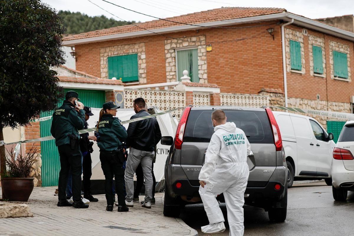 Agentes en la casa donde fueron asesinados tres hermanos en Morata de Tajuña (Madrid).