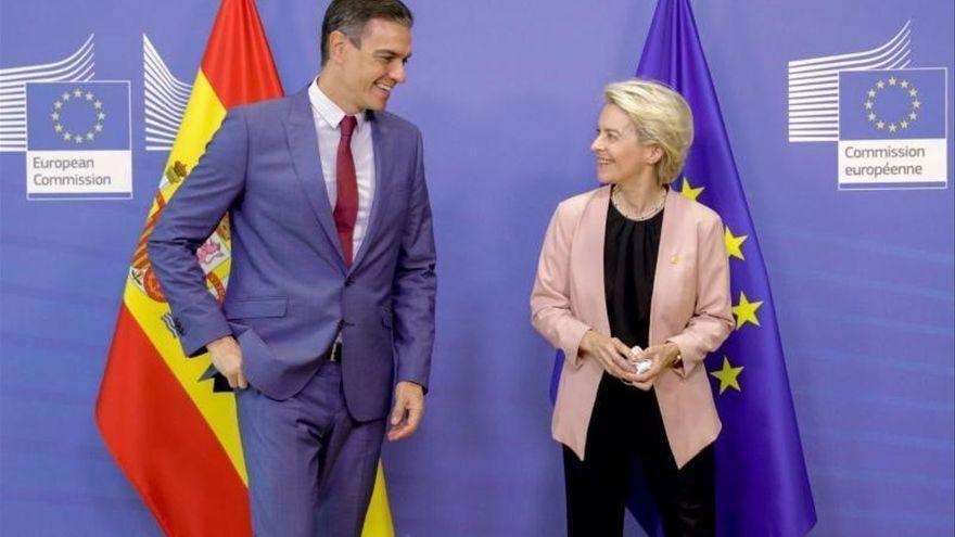 El presidente del Gobierno, Pedro Sánchez, junto a la presidenta de la Comisión Europea, Ursula Von der Leyen.
