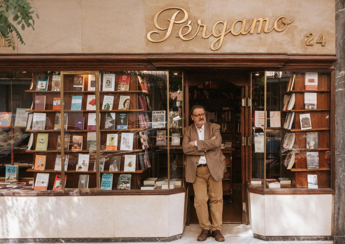 El escritor Jorge Fabricio Hernández en la entrada de la librería. 