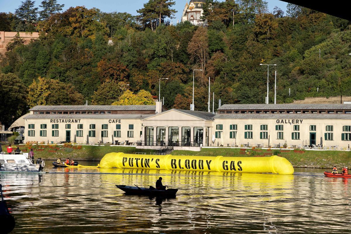 Greenpeace protesta con un gasoducto hinchable en Praga ante la cumbre de líderes europeos