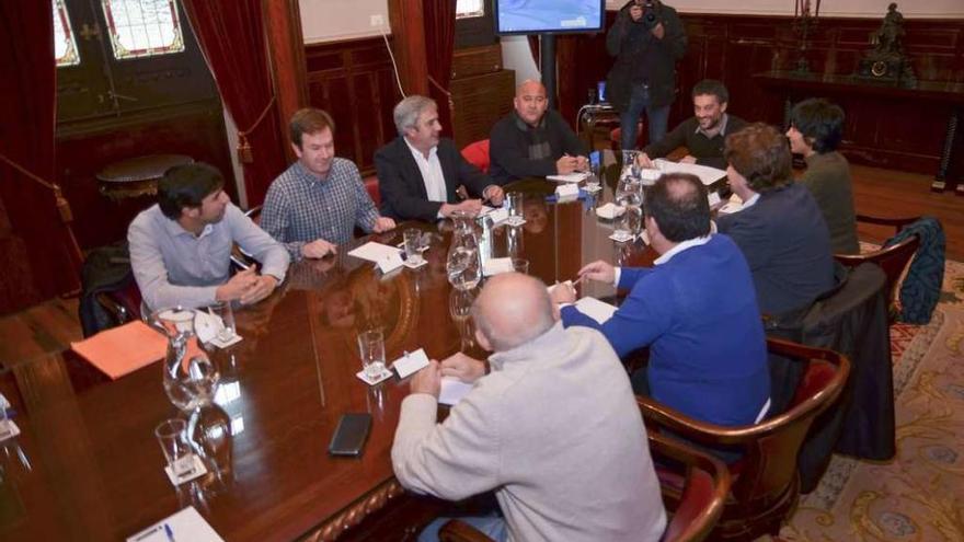 Alcaldes de la comarca, en una reunión en María Pita.