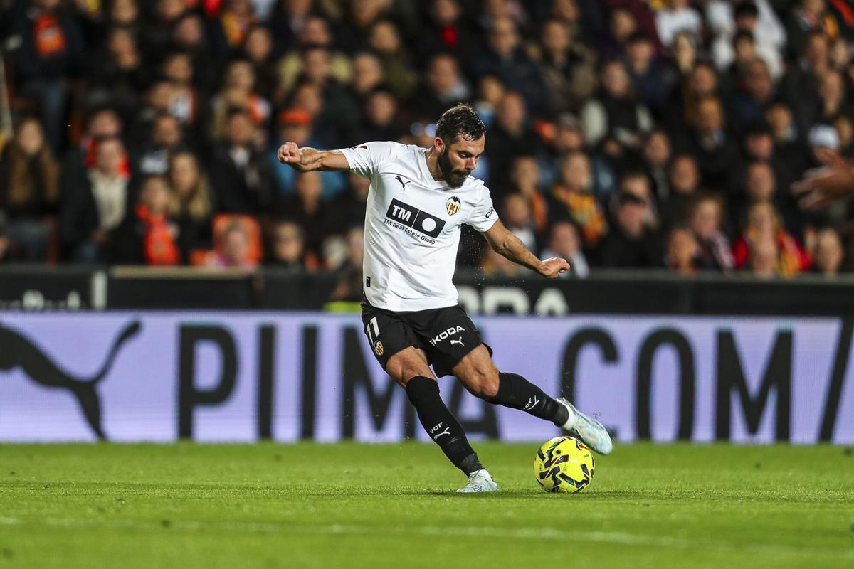 Luis Rioja of Valencia CF in action during the Spanish league, LaLiga EA Sports, football match played between Valencia CF and Deportivo Alaves at Mestalla stadium on March 8, 2026, in Valencia, Spain. AFP7 08/03/2026 ONLY FOR USE IN SPAIN. Ivan Terron / AFP7 / Europa Press;2026;Soccer;Sport;ZSOCCER;ZSPORT;Valencia CF V Deportivo Alaves - LaLiga EA Sports