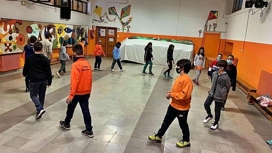 Alumnes de l&#039;escola Albert Vives en l&#039;activitat Dansa&#039;t