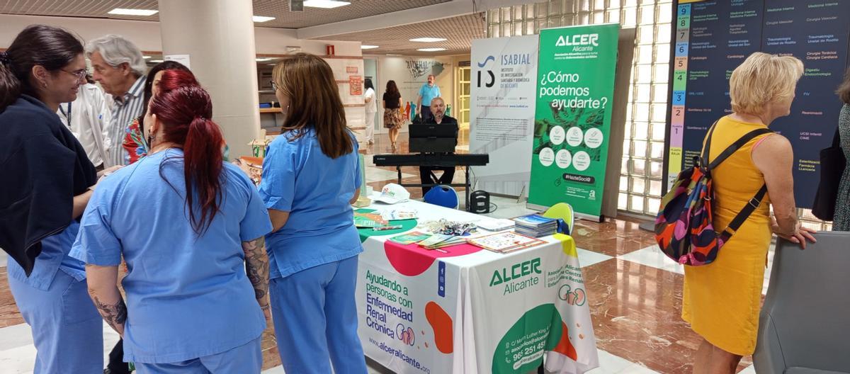 Mesa informativa de la Asociación contra las Enfermedades Renales en el Hospital de Alicante