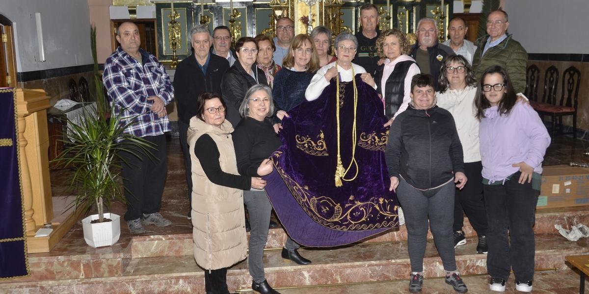 Integrantes de la asociación religiosa del Nazareno de Moncofa, con la túnica que lleva el Nazareno en la solemne procesión del Silencio del Viernes Santo y que data de principios del siglo XX.