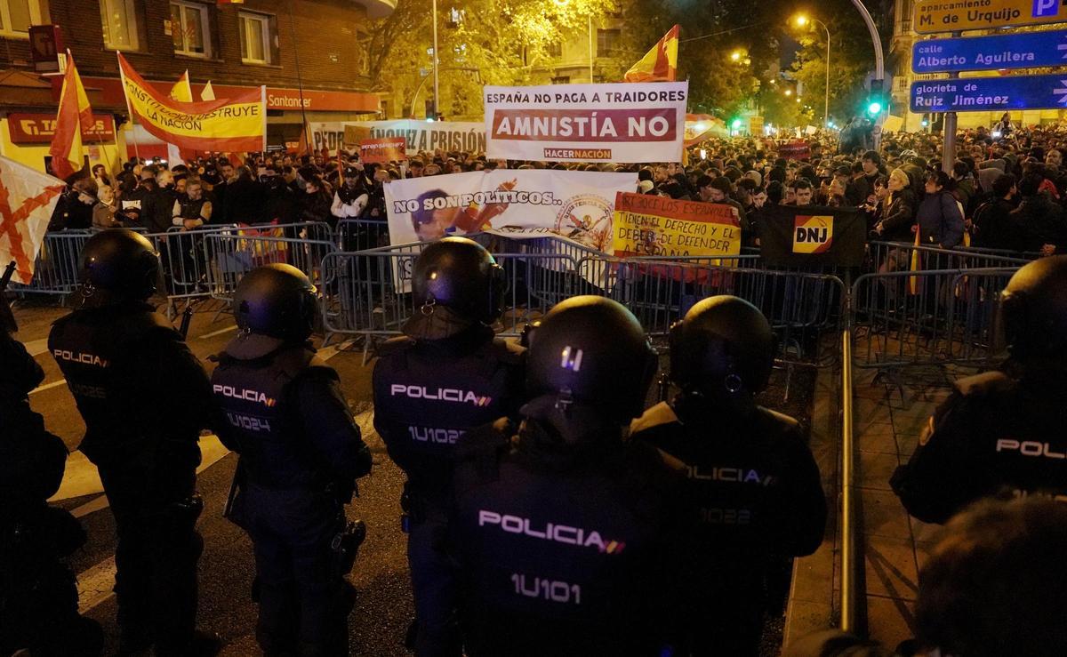 Concentración contra la amnistía en la sede del PSOE en Ferraz.