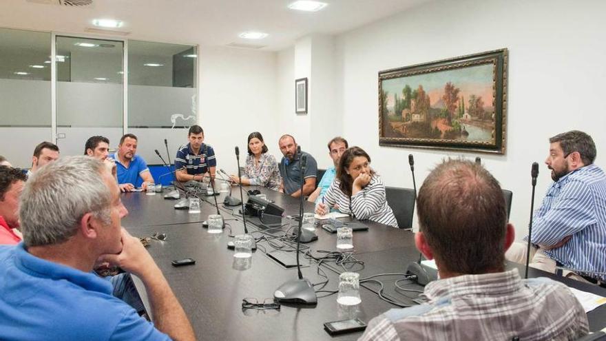 Representantes de las ocho formaciones políticas de Ribadesella, en la reunión del lunes en el Ayuntamiento.