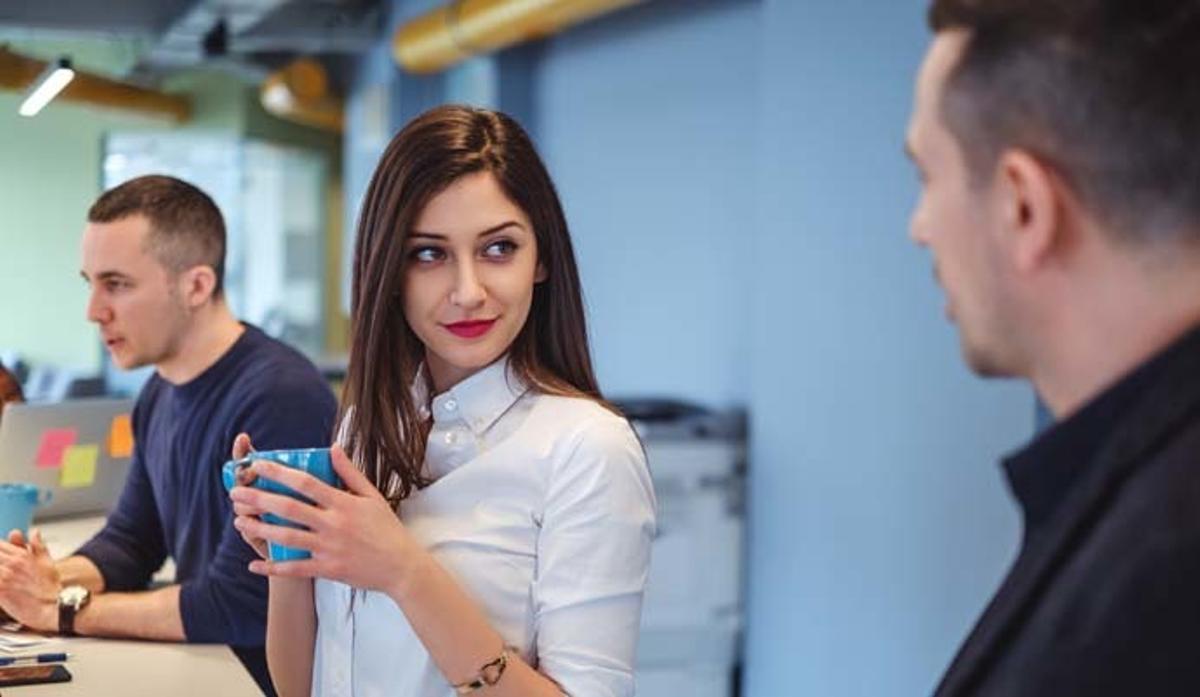 Ligar y otras 9 cosas que nunca debes hacer en la cena de empresa