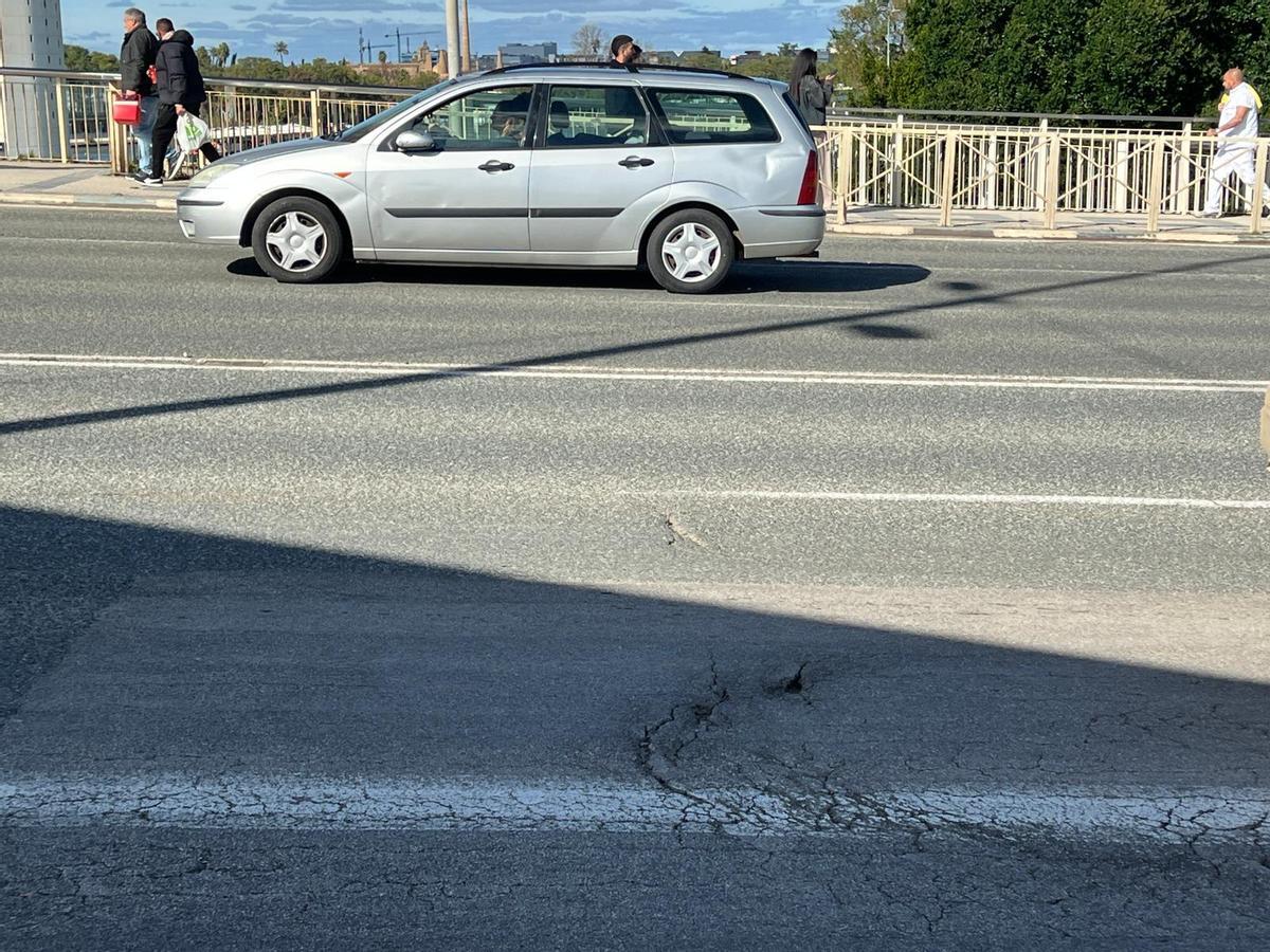 Desperfectos en la calzada del Puente del Cachorro de Sevilla por el temporal