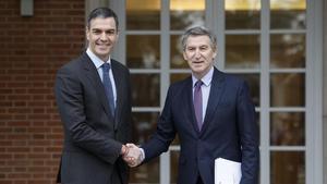 Imagen de archivo de un encuentro en Moncloa entre Pedro Sánchez y Alberto Núñez.Feijóo