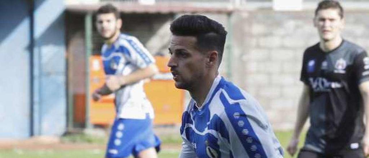 Castaño conduce el balón durante un partido de esta temporada con el Avilés.