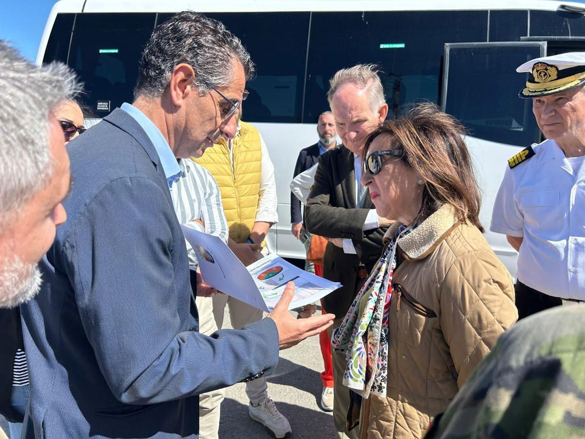 Archivo - El alcalde de Barbate (Cádiz), Miguel Molina (Andalucía Por Sí), entrega a la ministra de Defensa, Margarita Robles, el Plan de Singularidad del municipio en un encuentro en el campo de adiestramiento Sierra del Retín. ARCHIVO.