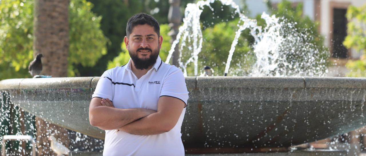 Josan González, entrenador del Córdoba Futsal Patrimonio de la Humanidad, en la plaza de Cañero.