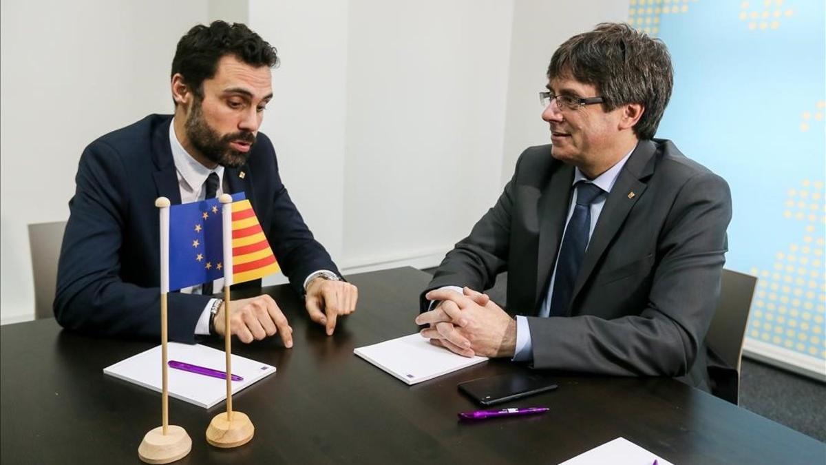 Carles Puigdemont y Roger Torrent, en una reunión en Bruselas, en enero del año pasado.