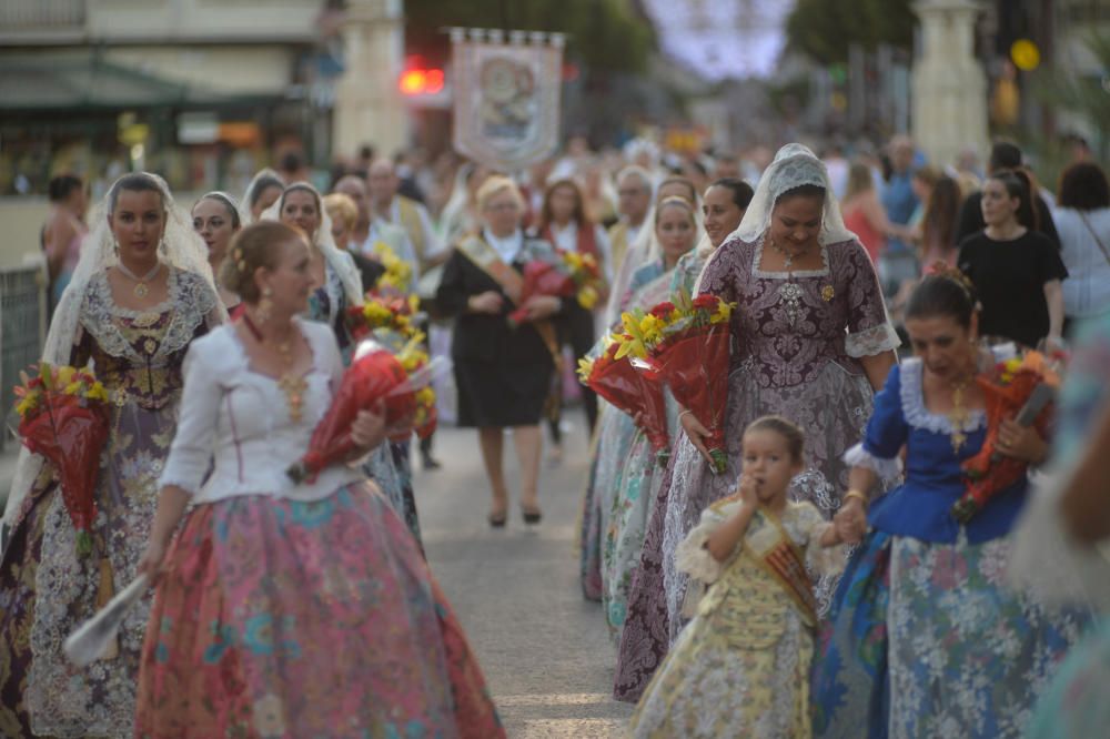 Ofrenda floral multitudinaria en Elche