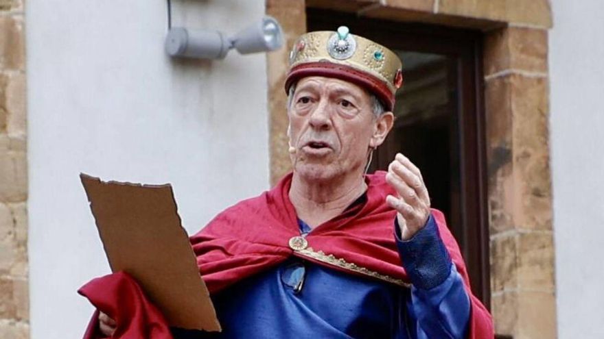 Ramón Langa, interpretando al Rey Alfonso II en Oviedo. | D. C.